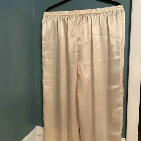 Victoria Secret Gold Label - cream pants - medium - silky - Picture 5 of 7